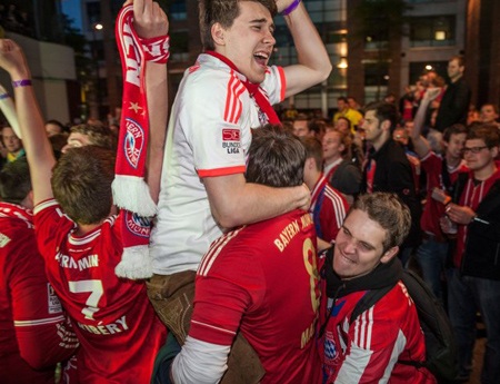 CĐV Bayern Munich vỡ òa khi hết trận...