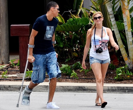 Trung vệ của MU vẫn phải di chuyển bằng nạng và cả miếng bảo vệ bàn chân