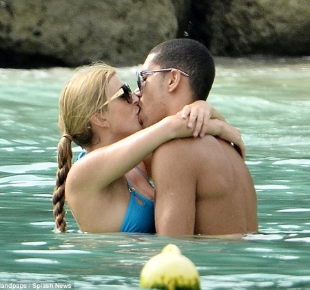 Trung vệ của MU và người tình tự do biểu lộ cảm xúc