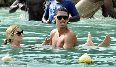 Trung vệ của MU và người tình tự do biểu lộ cảm xúc