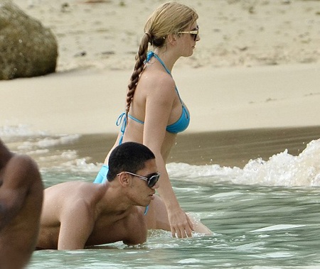 Tuy nhiên, trong di chuyển Smalling vẫn cần sự trợ giúp của bạn gái