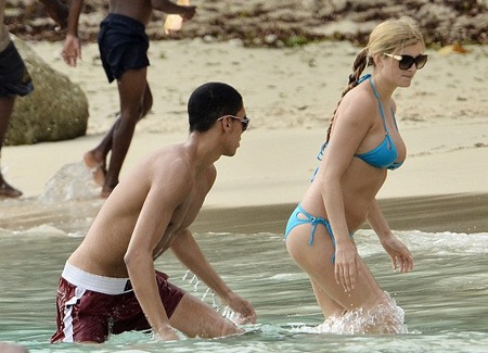 Tuy nhiên, trong di chuyển Smalling vẫn cần sự trợ giúp của bạn gái