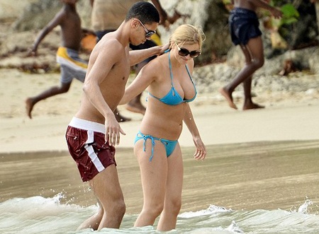 Tuy nhiên, trong di chuyển Smalling vẫn cần sự trợ giúp của bạn gái