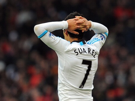 Tự Suarez làm cuộc sống của anh trở nên khó khăn