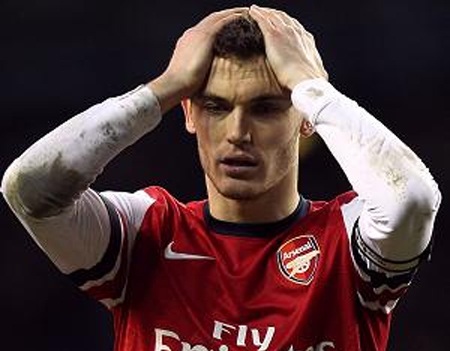Arsenal hạ giá để “tống cổ” đội trưởng Vermaelen - 1 Vermalen đang được Arsenal rao bán với giá bèo bọt