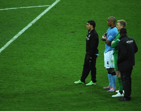 Tevez, Kompany, Hart đứng nhìn đối phương ăn mừng chiến thắng