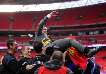 HLV Martinez được các học trò tung hô. Ông là người có công lớn đem cúp FA về với Wigan