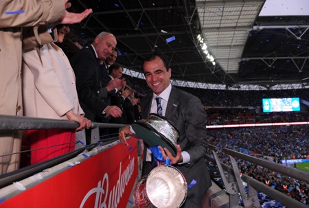 Martinez hạnh phúc khi cầm được chiếc cúp FA