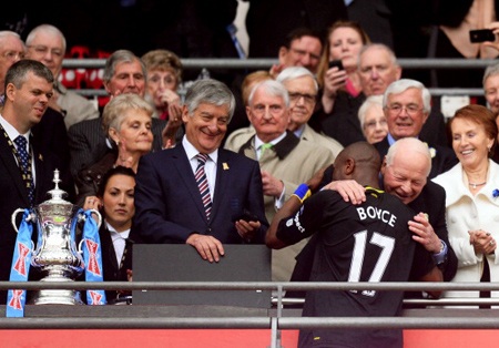 Các cầu thủ Wigan lên nhận giải