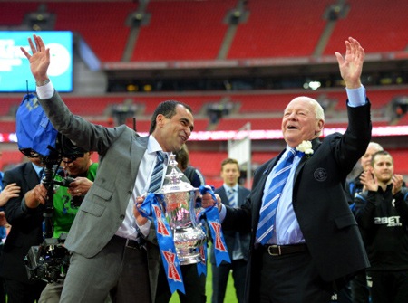 Ông chủ Whelan và HLV Martinez rất sung sướng ăn mừng