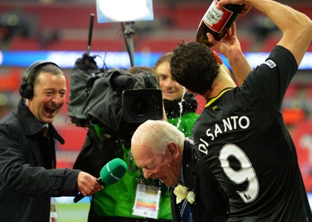 Di Santo ăn mừng bằng cách đổ Champagne lên ông chủ đội bóng