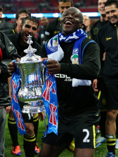 Kone bên chiếc cúp vô địch