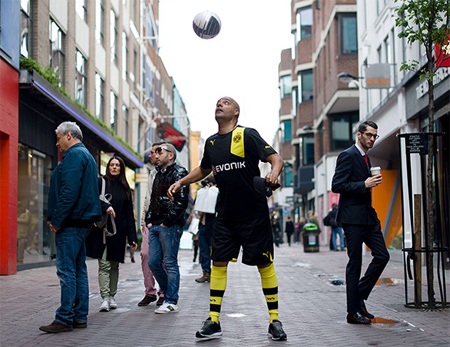 Một cổ động viên khác của Dormund thể hiện tài tâng bóng trên Carnaby