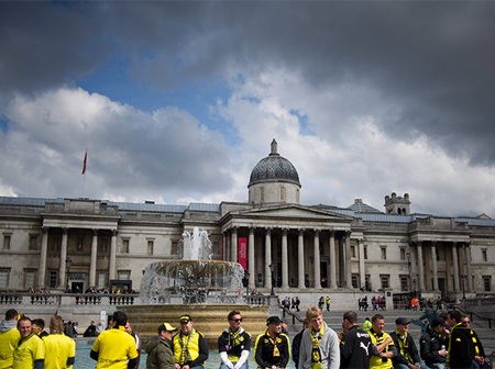 Quảng trường Trafalgar cũng là nơi tụ hội của CĐV Borussia Dortmund