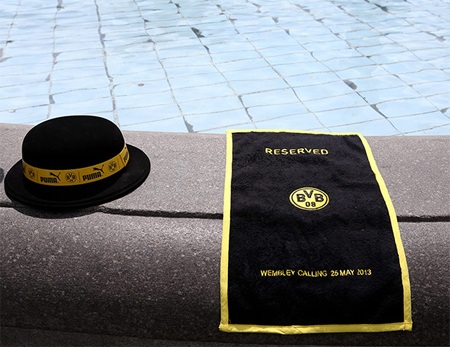 Một chiếc khăn của CĐV Dortmund được đặt tại đài phun nước ở quảng trường Trafalgar