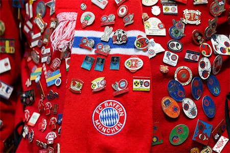 Rất nhiều đồ lưu niệm được một CĐV Bayern Munich khoe khi đến London