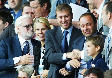 Abramovich bên cạnh Ken Bates (trái)