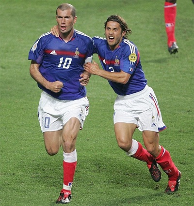 10 hậu vệ trái vĩ đại nhất mọi thời đại - 6 Lizarazu bên cạnh Zidane