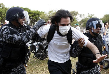 Trước trận đấu đã xảy ra bạo loạn và cảnh sát đã phải nổ sung để trấn áp, cũng như bắt giữ