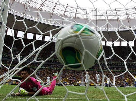 Sự bất lực của thủ thành Kawashima trước pha kết thúc hiểm vào góc cao