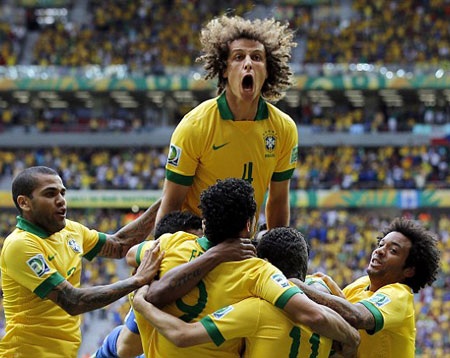 Các cầu thủ Brazil ăn mừng bàn thắng sớm