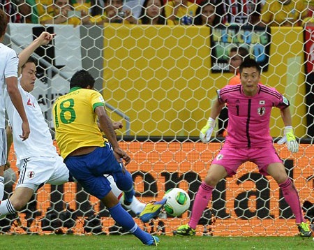 Ngay đầu hiệp 2, Paulinho đã làm rung mành lưới đối phương