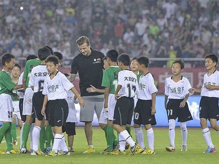 Sau trận, cầu thủ hai đội vây quanh lấy ngôi sao người Anh để thể hiện sự hâm mộ
