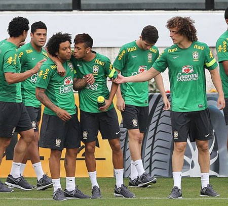 Không khí buổi tập diễn ra rất cởi mở. Neymar đã thoải mái trêu đùa Marcelo
