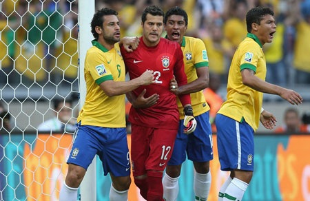 Phút 14, Cesar thành người hùng khi hóa giải thành công quả phạt đền của Forlan