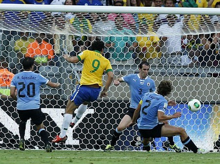 Phút 41, Fred lao người vào sút sau cú kết thúc của Neymar bóng bật ra