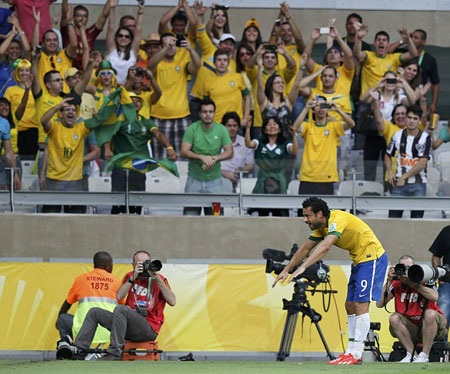 Bàn thắng mở tỷ số giúp Brazil có được sự thoải mái