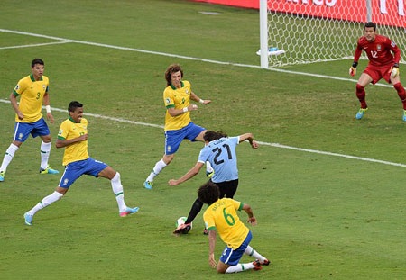 Nhưng ngay đầu hiệp 2, sai lầm của hang thủ khiến Brazil phải trả giá