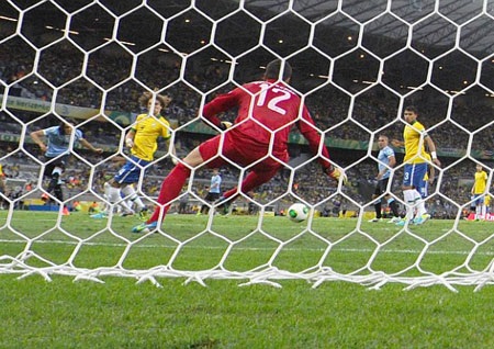 Cú sút chéo của Cavani khiến Cesar phải bất lực