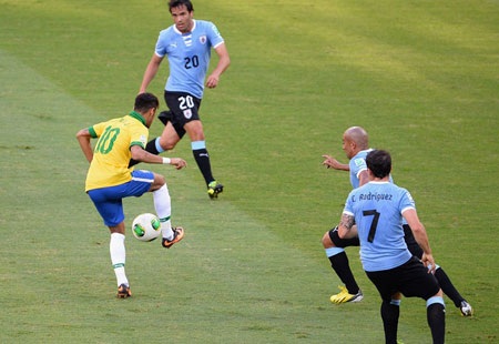 Neymar trong vòng vây của các cầu thủ Urguay, anh chơi khá mờ nhạt ở trận này