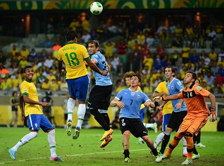 Bỏ lỡ nhiều cơ hội, Uruguay phải trả giá ở phút 86