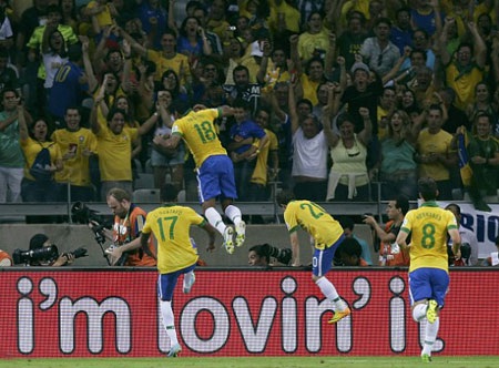 Paulinho đánh đầu giúp Brazil có chiến thắng 2-1