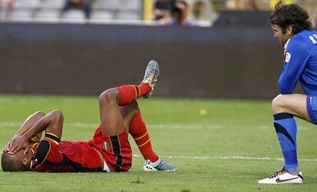 Phút 13, Kompany có pha va chạm với thủ thành Stojkovic