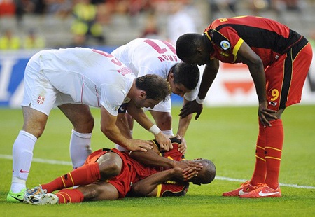 Pha va chạm khiến cả hai người Bị đau, cầu thủ hai bên sớm nhận ra Kompany bị đổ máu