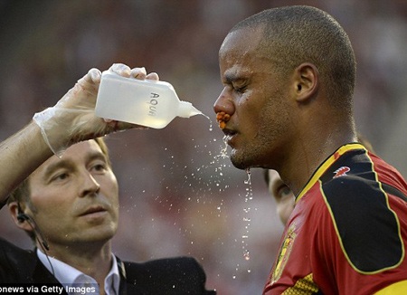 Giải pháp là một miếng thấm (dạng như bông) được nhét vào mũi