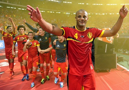 Kompany tươi cười cảm ơn khán giả