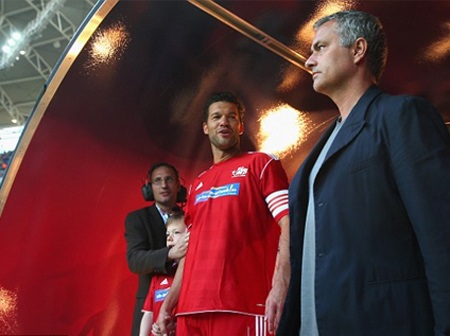 Vị chiến lược gia người Bồ Đào Nha bên đường hầm ra sân với học trò cũ