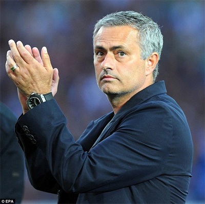 Vị chiến lược gia người Bồ Đào Nha chào khán giả, dù ở trận này ông chỉ là người đến xem