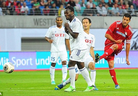 Ballack dứt điểm qua Carvalho, Essien và Malouda