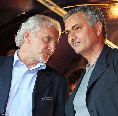 Rudi Voller bên cạnh Mourinho. Voller làm huấn luyện viên của đội Các người bạn của Ballack