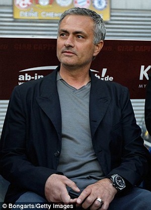 Vị chiến lược gia người BĐN thoải mái xem trận đấu