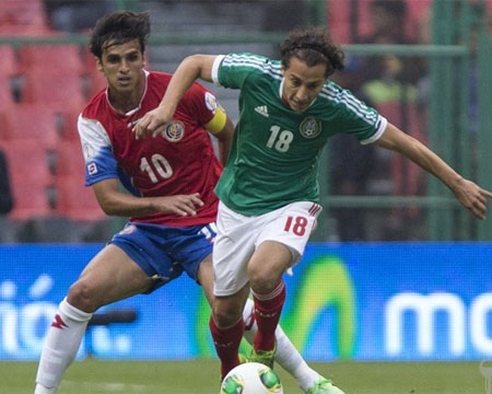 Mexico (áo xanh) là đối thủ không dễ bị bắt nạt