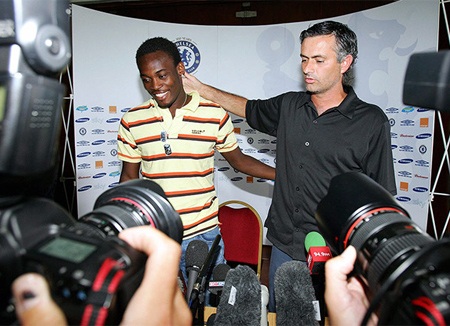 Những bản hợp đồng bom tấn như Michael Essien là điều thường thấy ở các đội bóng Mourinho dẫn dắt.