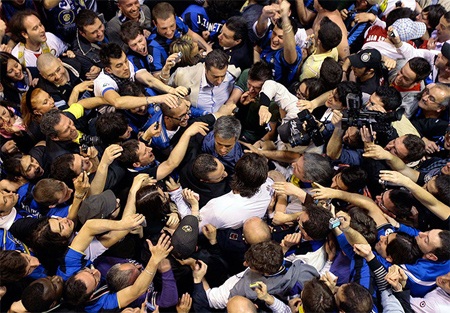 Người hâm mộ Inter đẫm lệ trong ngày chia tay Mourinho Hè 2010 khi ông quyết định tới Real Madrid