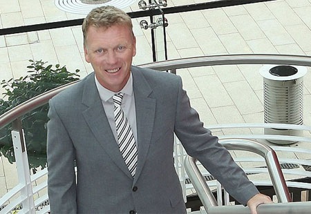 Moyes trước cánh cửa vào văn phòng quản lý khu tập của MU