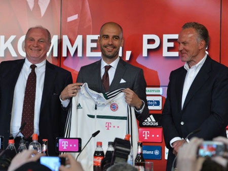 Vị thuyền trưởng người TBN nhận chiếc áo đấu danh dự của CLB